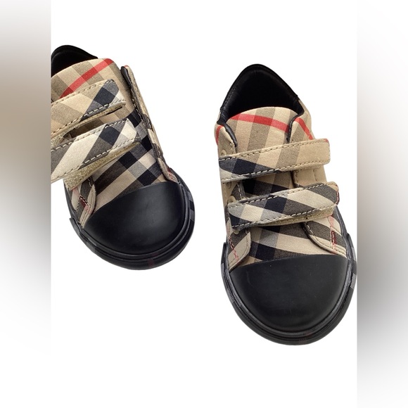 Burberry. NEW!  Infant Size 19. - Picture 9 of 16